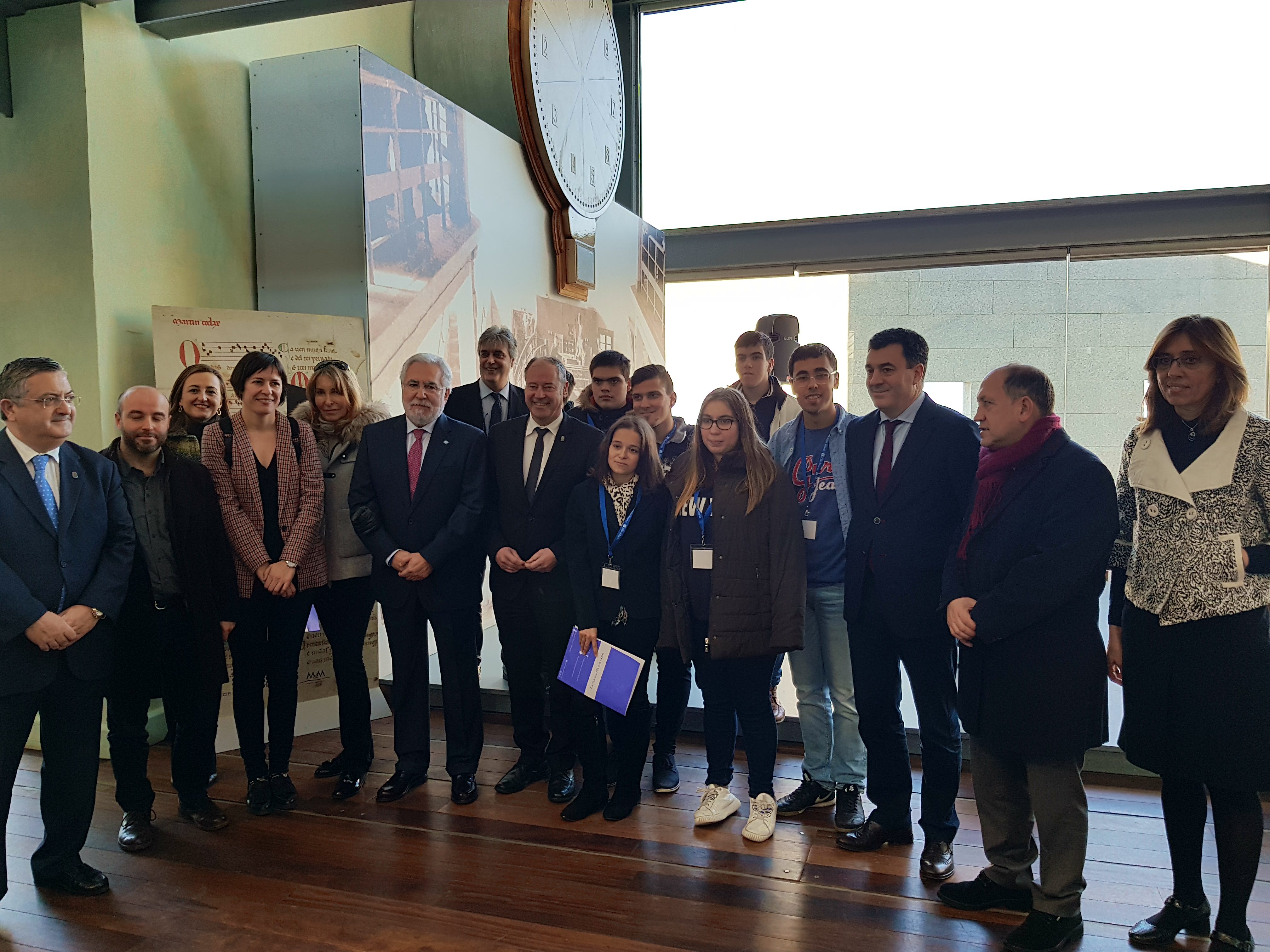 Unha delegación do Parlamento de Galicia  visitou a exposición sobre o Pergamiño Vindel